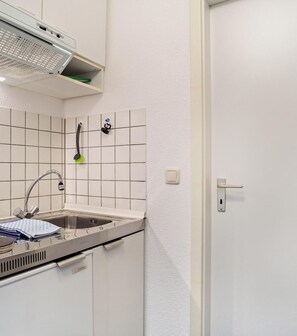 Een koelkast, een kookplaat, een koffiezetapparaat/waterkoker