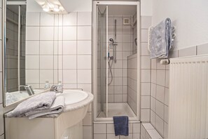 Dusche, kostenlose Toilettenartikel, Haartrockner, Handtücher
