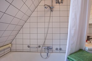 Badewanne, Haartrockner, Handtücher