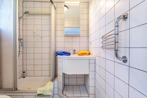 Dusche, kostenlose Toilettenartikel, Haartrockner, Handtücher