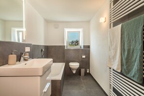 أحواض استحمام، مجففات شعر، مناشف