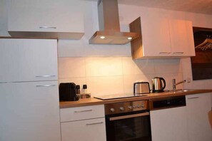 ثلاجة، فرن، موقد طهي مسطح، غسالة أطباق