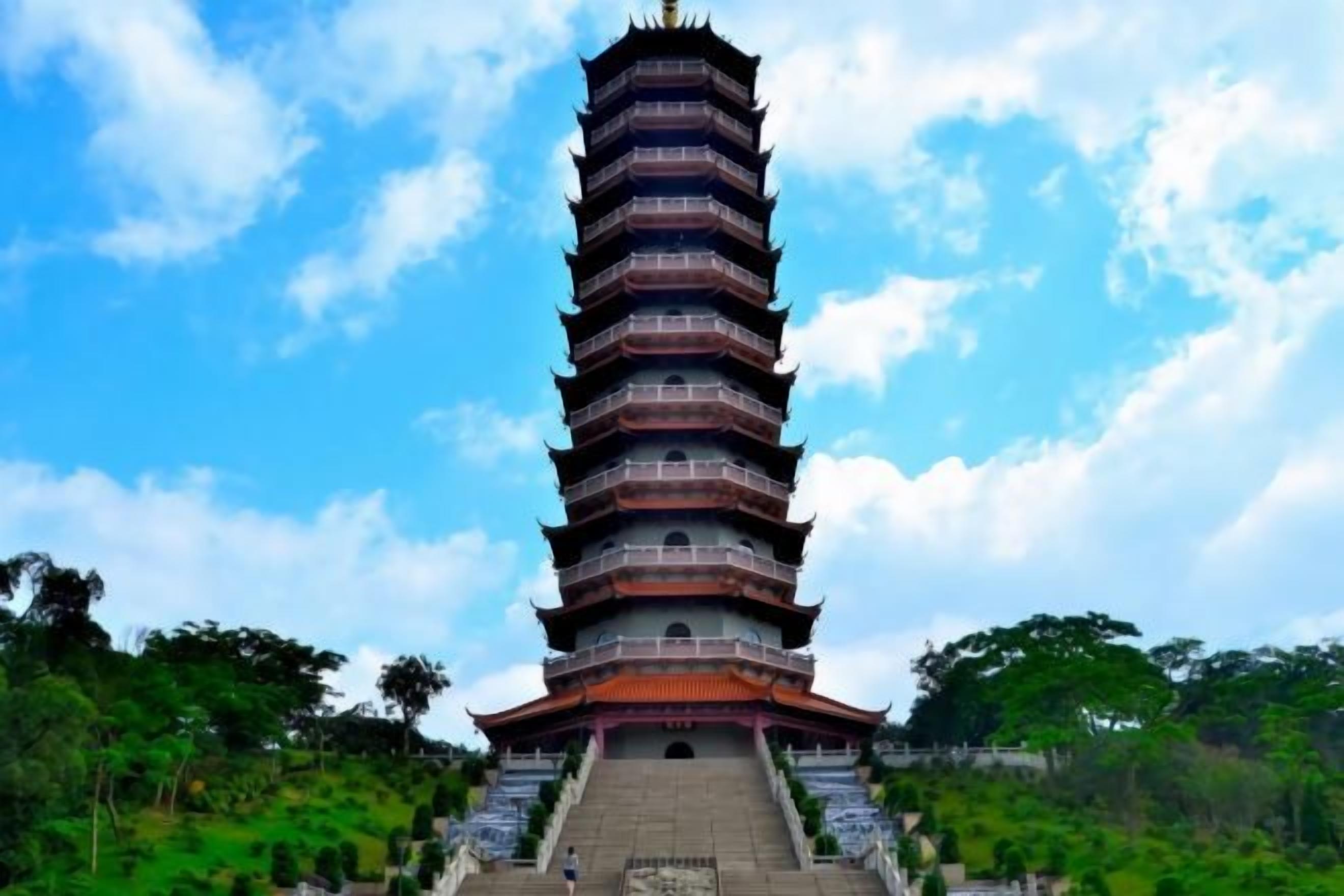 Una torre a pagoda a più livelli con una scala che conduce al suo ingresso.