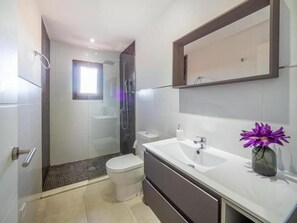 Douche, sèche-cheveux, serviettes fournies