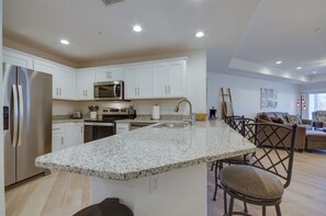 Frigorifero, microonde, piano cottura, lavastoviglie