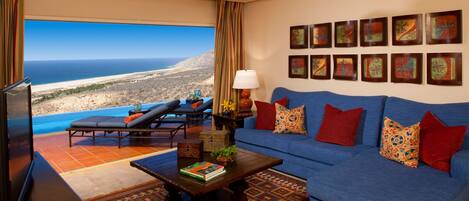 Télévision à écran plat, cheminée, lecteur de DVD, chaîne hi-fi