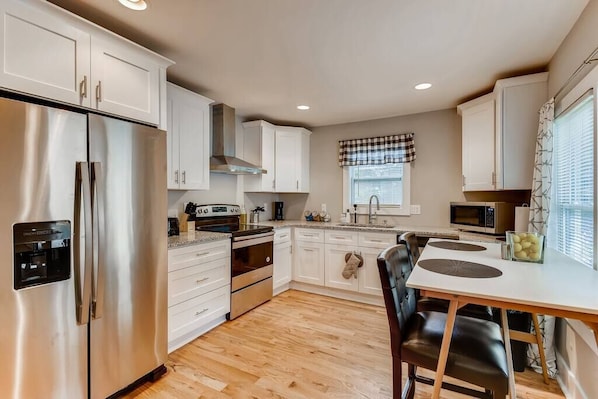 Refrigerador, microondas, horno y parrilla de estufa