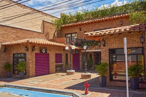 Vista frontal de la propiedad