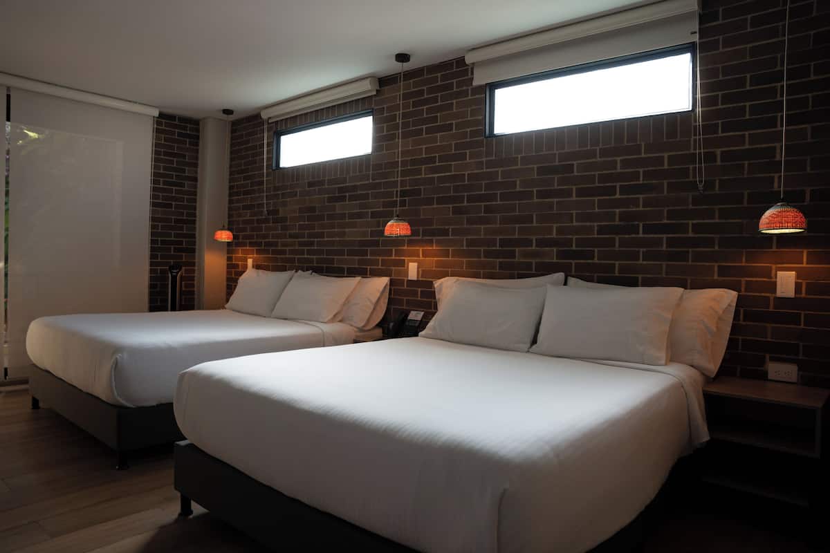 Deluxe Studio Suite | Peralatan tempat tidur premium, gebar bulu kapas, peti besi dalam bilik