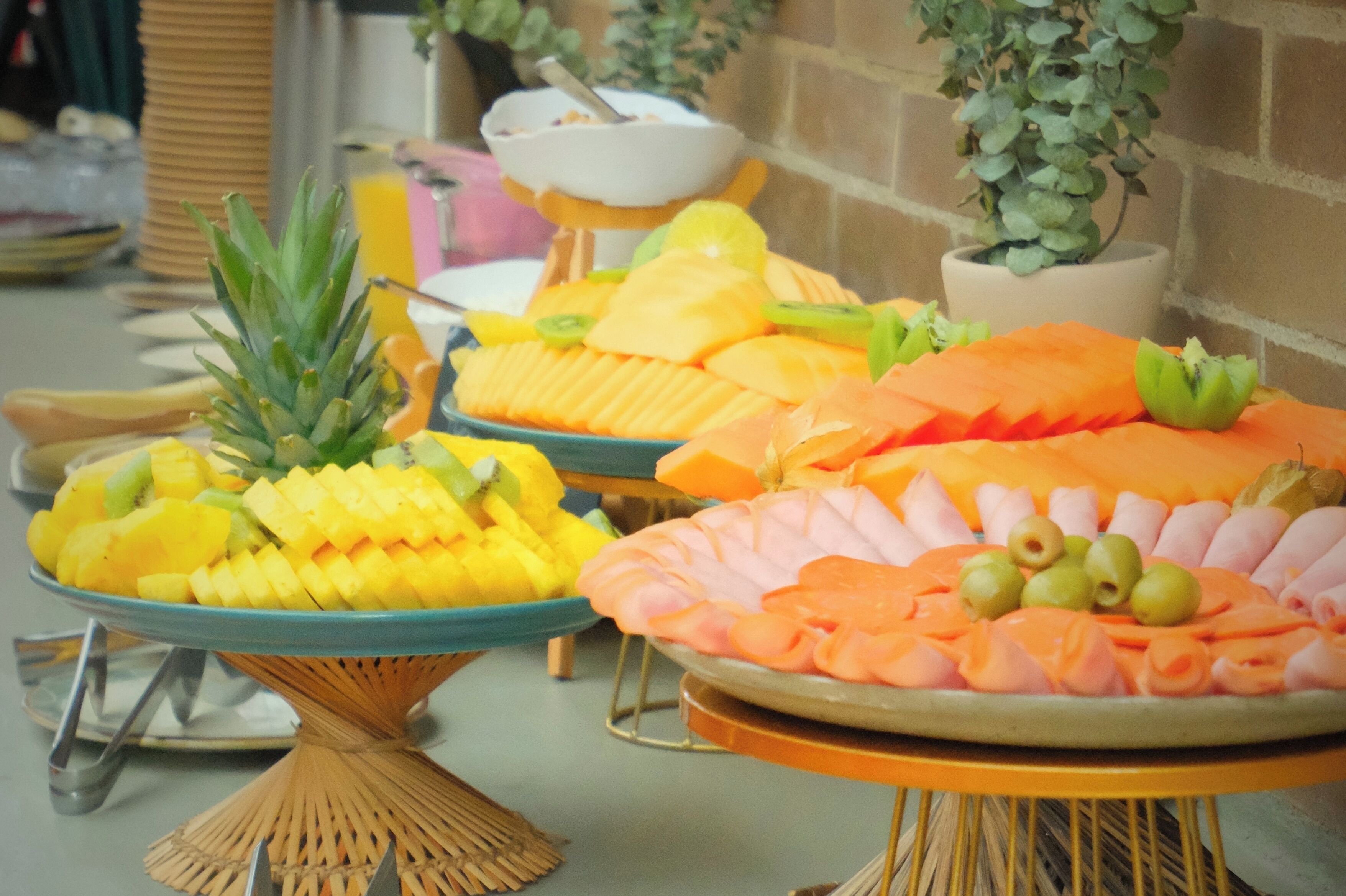 Ein Buffet mit einer Auswahl an Früchten und Gemüse.