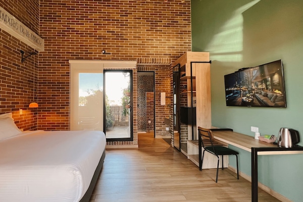 Standard Studio Suite | Peralatan tempat tidur premium, gebar bulu kapas, peti besi dalam bilik
