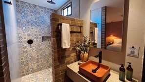 Habitación doble junior | Baño | Regadera, regadera tipo lluvia, amenidades de baño gratuitas, toallas 