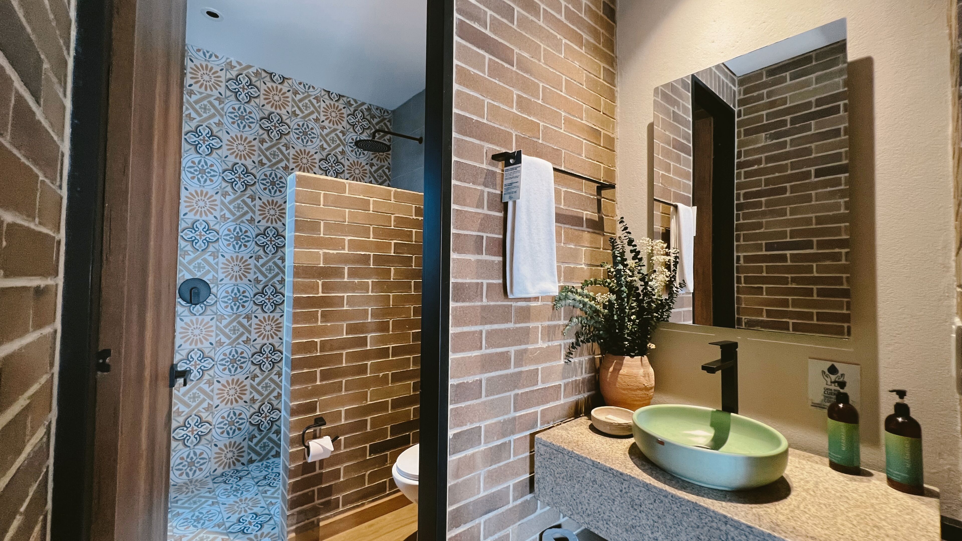 Standard Studio Suite | Bathroom | Shower, rainfall showerhead, free toiletries, towels
