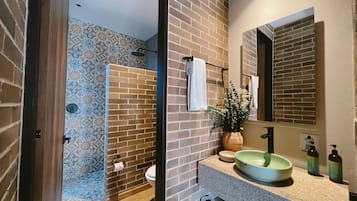 Standard Studio Suite | Bathroom | Shower, rainfall showerhead, free toiletries, towels