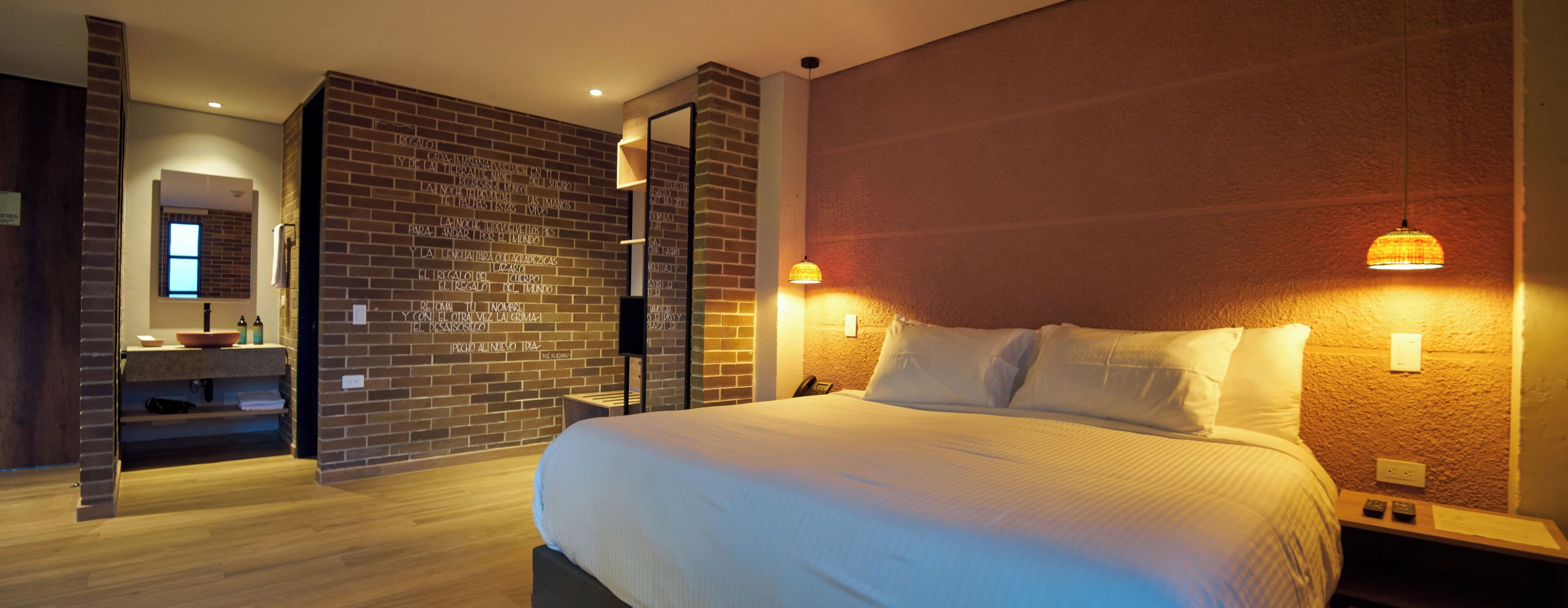 Studiosviitti | Ylelliset vuodevaatteet, untuvapeitot, tallelokero huoneessa