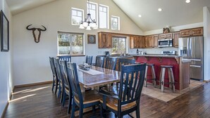Una cocina amplia con comedor, armarios de madera y una decoración con cráneo de toro.