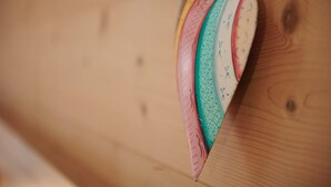 A wooden wall with a heart-shaped decoration hanging on it. - Three-room vacation apartment 2, approx. 63 sqm with balcony and wonderful view (Reit im Winkl)