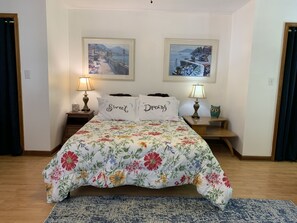 Desk, WiFi, bed sheets