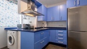 Een koelkast, een magnetron, een koffiezetapparaat/waterkoker