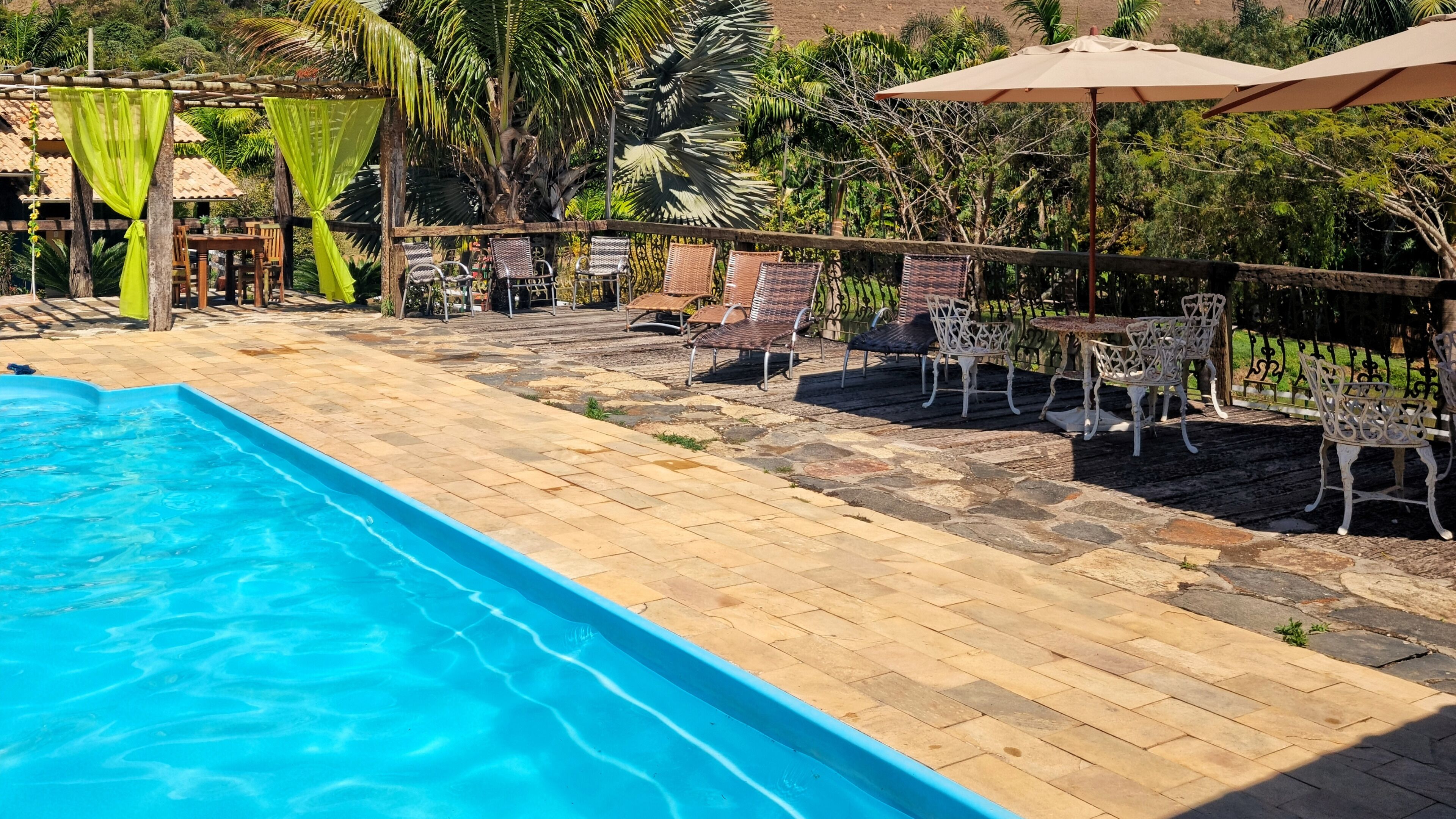 Piscina externa, guarda-sóis, espreguiçadeiras