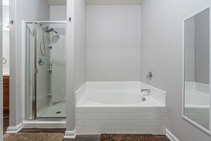 Een bad/douchecombinatie, gratis toiletartikelen, een haardroger