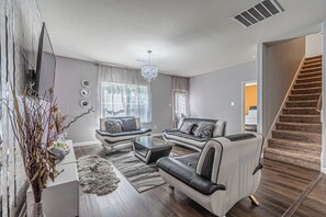 Smart TV, libros, estéreo, oficina