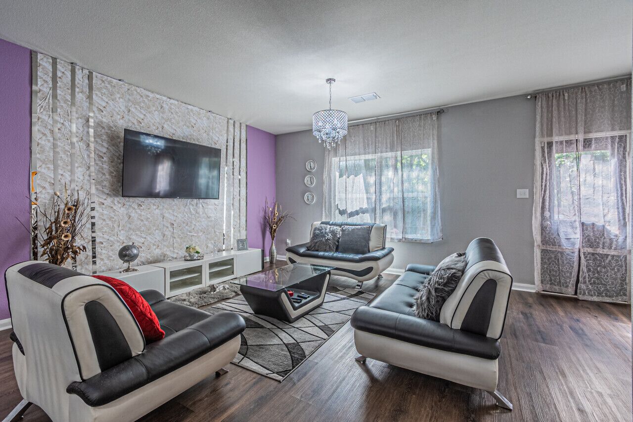 Smart TV, books, stereo, offices