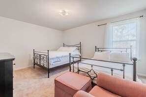 5 bedrooms, desk, soundproofing, iron/ironing board