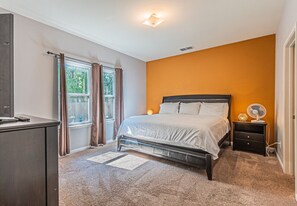 5 soverom, skrivebord, lydisolert og strykejern/-brett