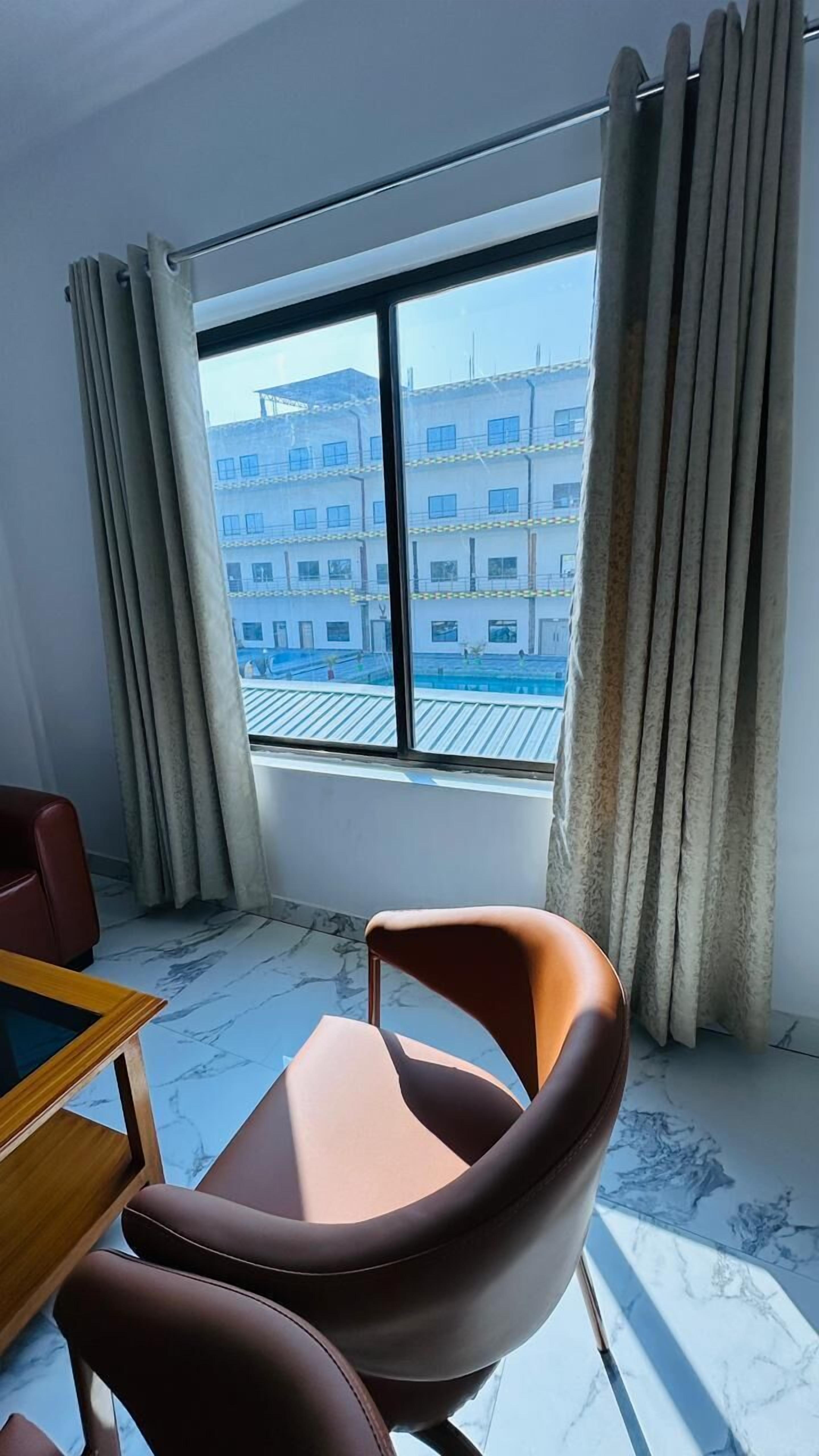 Habitación Premium | Área de sala de estar | Televisión LED de 32 pulgadas con canales por cable y libros 