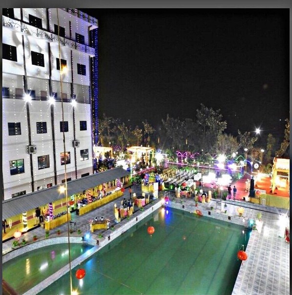 Una piscina al aire libre (de 07:00 a 19:00), sombrillas