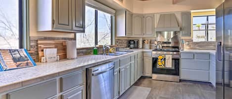 Coffee/tea maker, fridge, microwave, stovetop