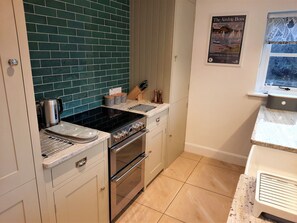 Kühlschrank, Mikrowelle, Geschirrspüler, Hochstuhl