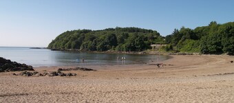 The Fish House - a cottage that sleeps 4 guests in 2 bedrooms