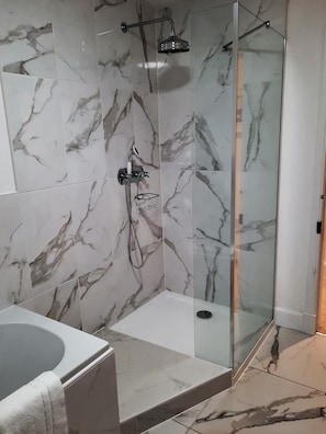 Bathtub, towels