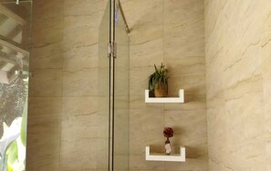 Cabezal de ducha tipo lluvia, artículos de tocador gratuitos