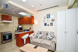 Studio | Living area | 44-inch LED TV with satellite channels, TV - DNL AMAZING DEAL Cozy studio in JLT (Dubai)
