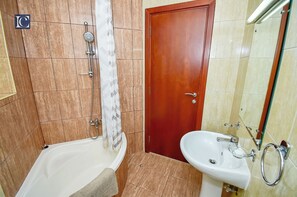 Studio | Bathroom | Designer toiletries, hair dryer, towels, soap - DNL AMAZING DEAL Cozy studio in JLT (Dubai)