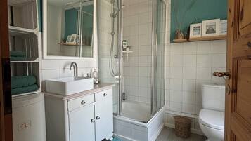 Dusche, Haartrockner, Handtücher, Seife