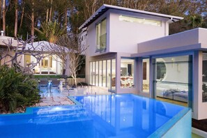 Outdoor pool - Colenso Luxury Home, Perfect for Friends & Family (Erina)