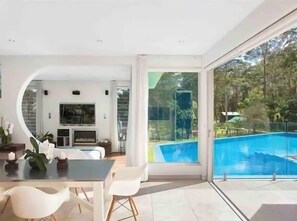 Outdoor pool - Colenso Luxury Home, Perfect for Friends & Family (Erina)