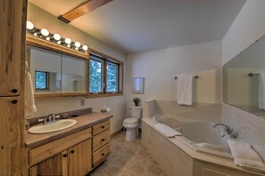 Kostenlose Toilettenartikel, Haartrockner, Handtücher