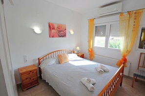 5 bedrooms, desk, iron/ironing board, WiFi
