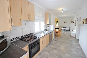 Een koelkast, een microgolfoven, een oven, een kookplaat