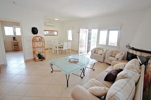 Televisie, een dvd-speler en een stereo