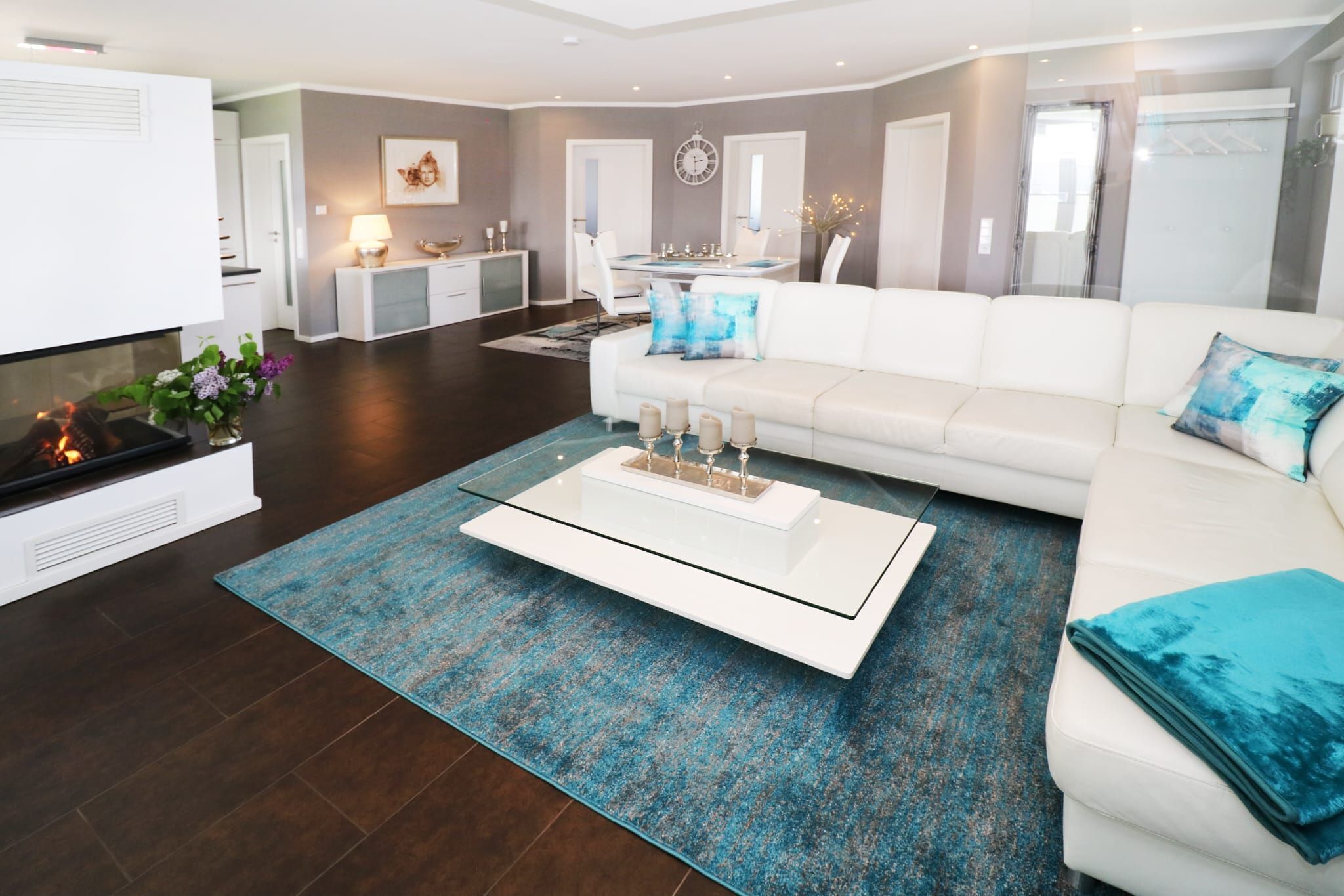 Televisión y chimenea 