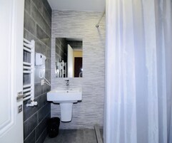 Een douche, gratis toiletartikelen, een haardroger, handdoeken