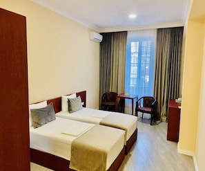 1 habitación, tabla de planchar con plancha, wifi gratis y ropa de cama 