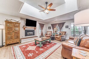 Televisión y chimenea 