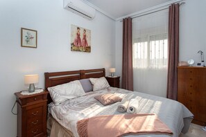 2 bedrooms, iron/ironing board, free WiFi, bed sheets